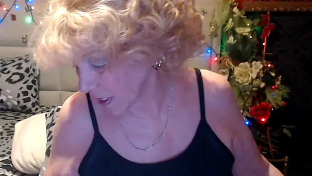 Snapshot of HappyWomanOn chatting on 04.27.26 HappyWomanOn online show from 04.27.26