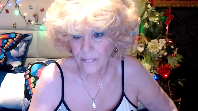 Snapshot of HappyWomanOn chatting on 04.28.26 HappyWomanOn online show from 04.28.26