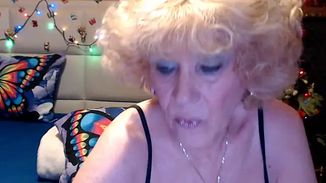 Snapshot of HappyWomanOn chatting on 05.04.26 HappyWomanOn online show from 05.04.26