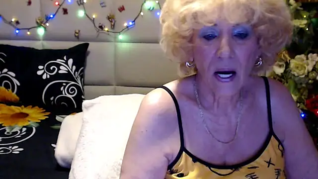 Snapshot of HappyWomanOn chatting on 05.21.26 HappyWomanOn online show from 05.21.26
