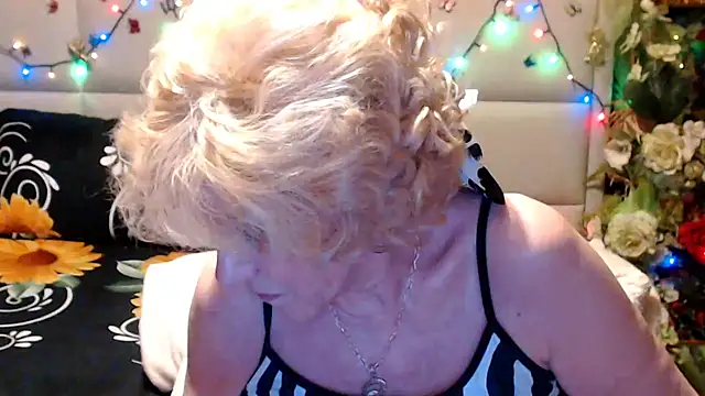 Snapshot of HappyWomanOn chatting on 05.23.26 HappyWomanOn online show from 05.23.26