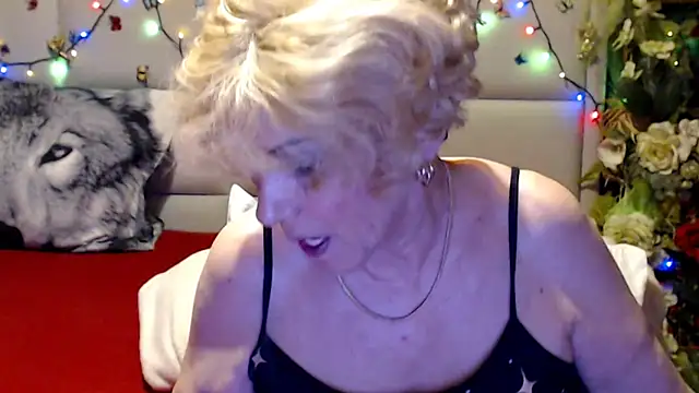 Snapshot of HappyWomanOn chatting on 05.27.26 HappyWomanOn online show from 05.27.26