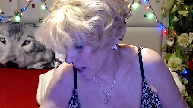 Snapshot of HappyWomanOn chatting on 05.28.26 HappyWomanOn online show from 05.28.26