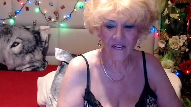 Snapshot of HappyWomanOn chatting on 05.30.26 HappyWomanOn online show from 05.30.26