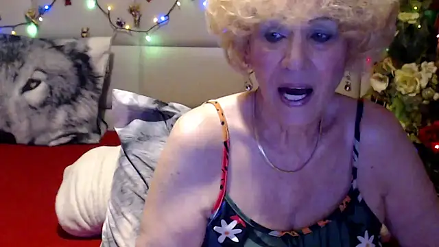 Snapshot of HappyWomanOn chatting on 05.31.26 HappyWomanOn online show from 05.31.26