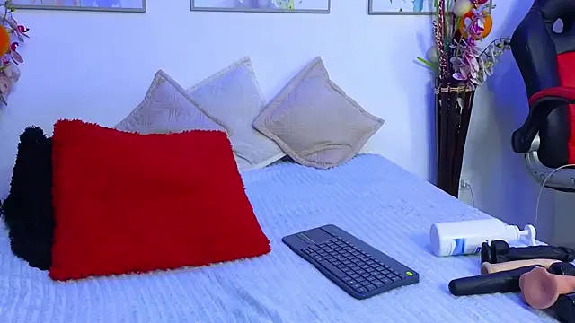 Marianaa Lopezz online show from 12.11.24