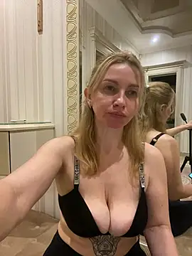 Snapshot of Amazoniiaa chatting on 03.19.25 Amazoniiaa online show from 03.19.25