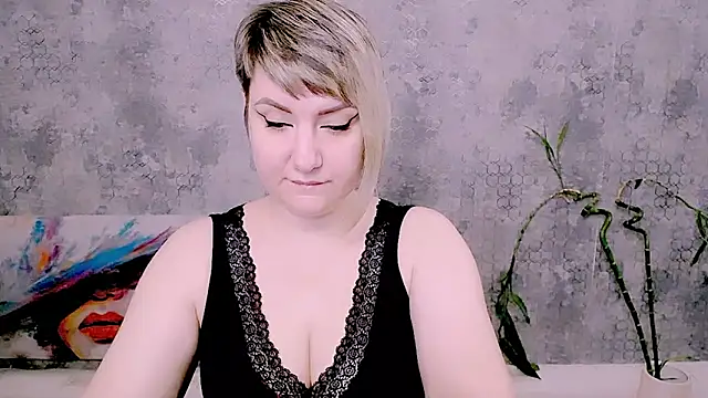 Snapshot of Djullia chatting on 05.25.26 Djullia online show from 05.25.26