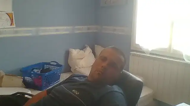 manubm03 online show from 09.12.25