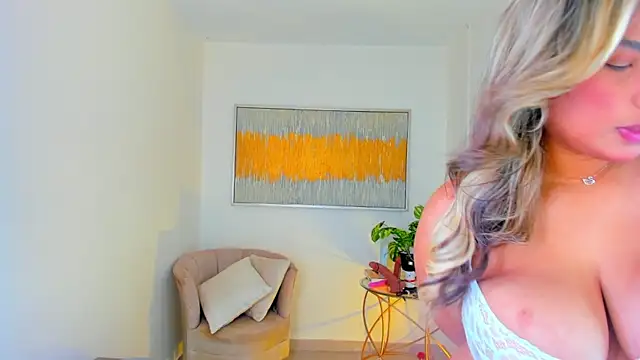 Snapshot of Carlota_peach chatting on 01.22.25 Carlota peach online show from 01.22.25