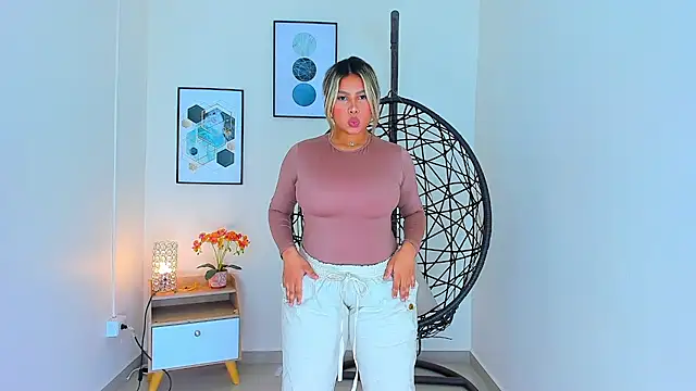 Snapshot of Carlota_peach chatting on 03.13.25 Carlota peach online show from 03.13.25