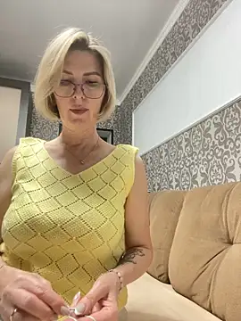 Snapshot of sensualEmilia chatting on 06.10.26 sensualEmilia online show from 06.10.26