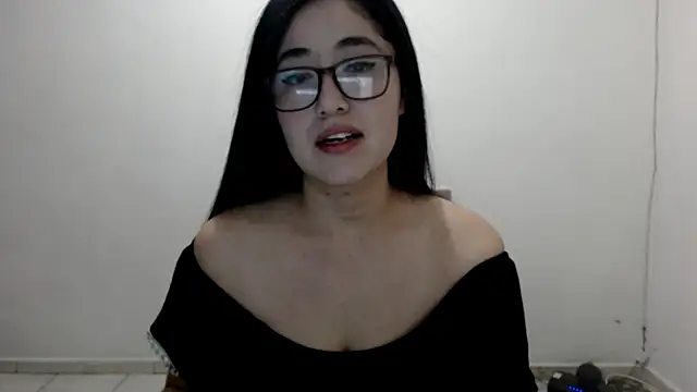 Snapshot of YummymeowW chatting on 01.18.25 YummymeowW online show from 01.18.25