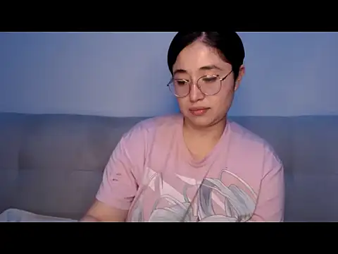 Snapshot of YummymeowW chatting on 04.06.26 YummymeowW online show from 04.06.26