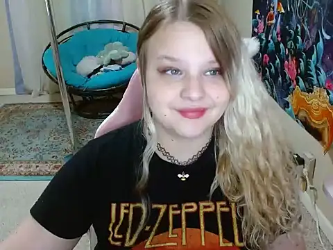 Snapshot of Emihaze chatting on 03.22.25 Emihaze online show from 03.22.25