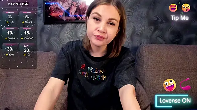 Snapshot of CassieMils chatting on 06.19.26 CassieMils online show from 06.19.26