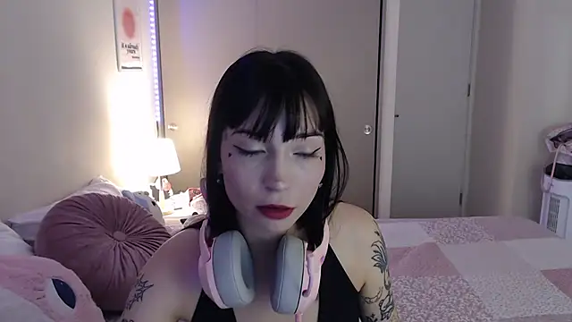 Snapshot of latinpetit chatting on 03.15.25 latinpetit online show from 03.15.25