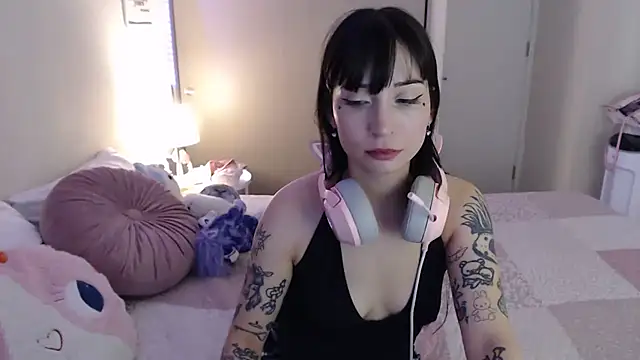 Snapshot of latinpetit chatting on 03.15.25 latinpetit online show from 03.15.25