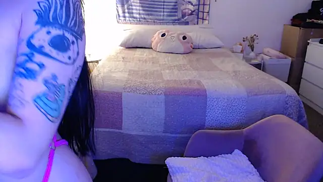 Snapshot of latinpetit chatting on 11.19.25 latinpetit online show from 11.19.25