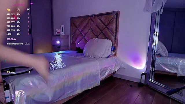 Snapshot of GoddessLinda04 chatting on 09.27.25 GoddessLinda04 online show from 09.27.25