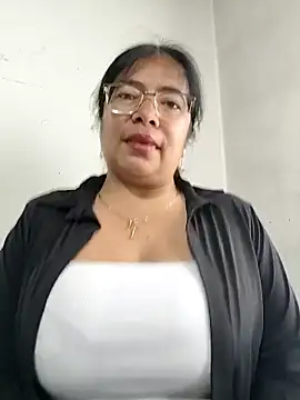 Snapshot of __valentina18 chatting on 04.19.26 valentina18 online show from 04.19.26