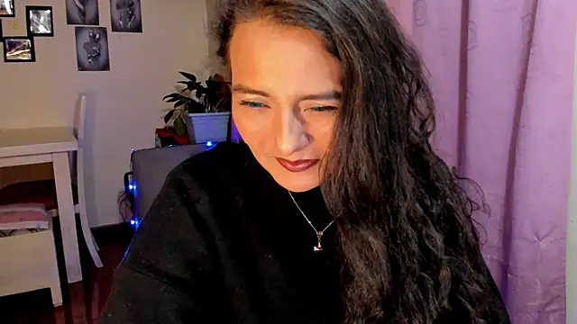 Snapshot of emma_luxy chatting on 04.02.26 emma luxy online show from 04.02.26