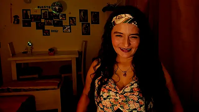 Snapshot of emma_luxy chatting on 04.04.26 emma luxy online show from 04.04.26