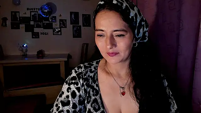 Snapshot of emma_luxy chatting on 04.06.26 emma luxy online show from 04.06.26