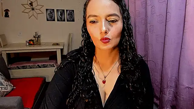 Snapshot of emma_luxy chatting on 04.12.26 emma luxy online show from 04.12.26