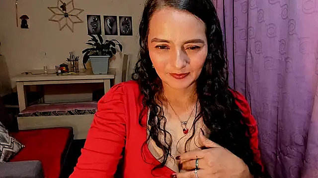 Snapshot of emma_luxy chatting on 04.12.26 emma luxy online show from 04.12.26