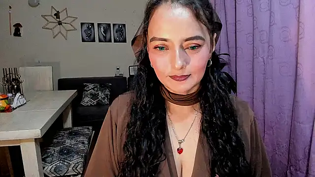 Snapshot of emma_luxy chatting on 04.21.26 emma luxy online show from 04.21.26