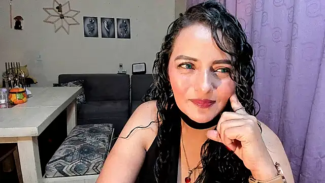 Snapshot of emma_luxy chatting on 05.01.26 emma luxy online show from 05.01.26