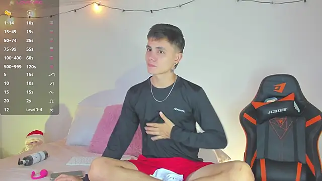 Snapshot of DustinLevine chatting on 12.03.24 DustinLevine online show from 12.03.24