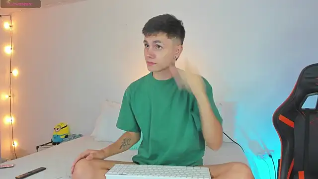 Snapshot of DustinLevine chatting on 01.20.25 DustinLevine online show from 01.20.25