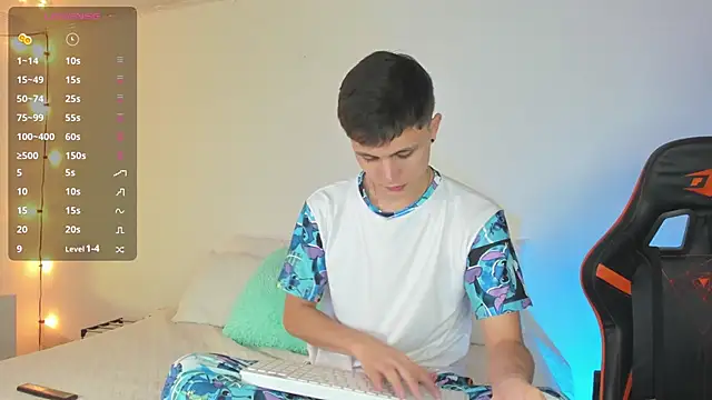 Snapshot of DustinLevine chatting on 02.06.25 DustinLevine online show from 02.06.25