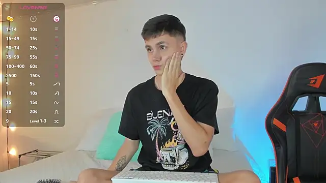 Snapshot of DustinLevine chatting on 02.10.25 DustinLevine online show from 02.10.25