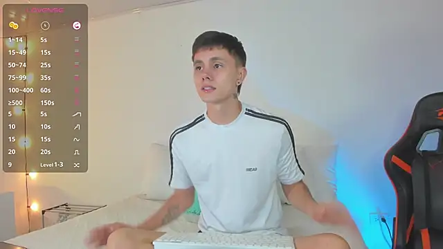 Snapshot of DustinLevine chatting on 02.25.25 DustinLevine online show from 02.25.25