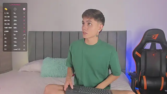 Snapshot of DustinLevine chatting on 12.04.25 DustinLevine online show from 12.04.25