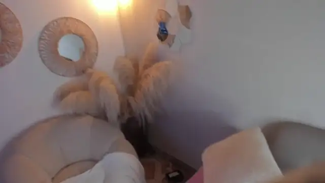 Snapshot of whiite_snow chatting on 02.20.25 whiite snow online show from 02.20.25