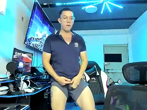Snapshot of davinalhot chatting on 04.13.26 davinalhot online show from 04.13.26