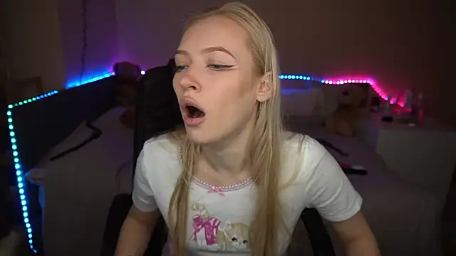 Snapshot of AmandaFiree chatting on 11.14.25 AmandaFiree online show from 11.14.25