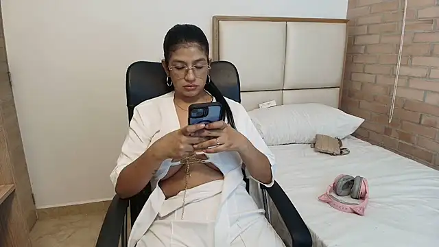 sara2520 online show from 04.19.26