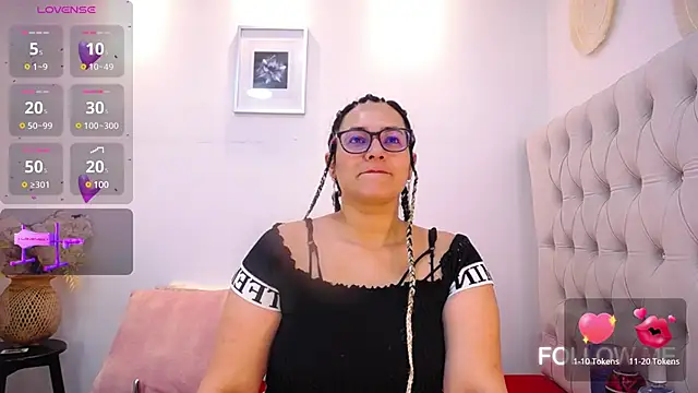 Snapshot of MIchelMomet chatting on 01.28.25 MIchelMomet online show from 01.28.25