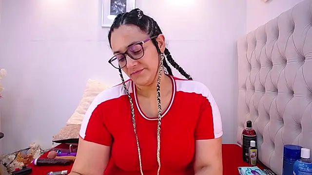 Snapshot of MIchelMomet chatting on 01.31.25 MIchelMomet online show from 01.31.25