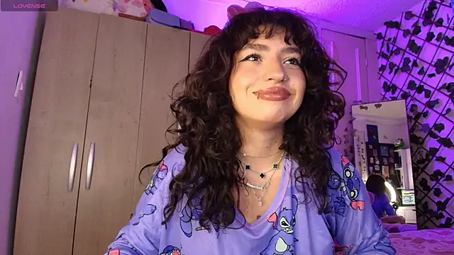 Snapshot of valenor_ chatting on 06.25.26 valenor online show from 06.25.26