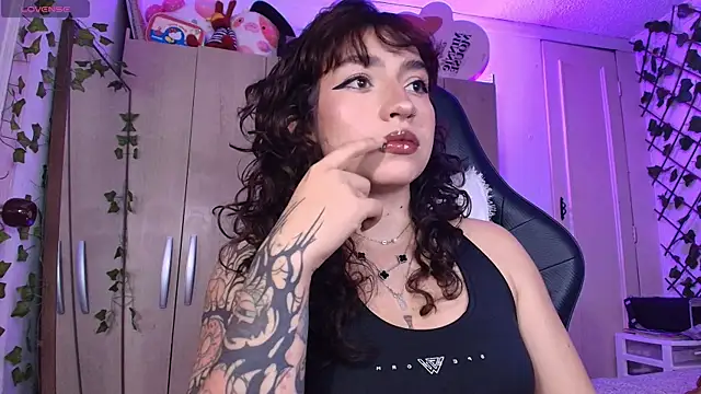 Snapshot of valenor_ chatting on 07.22.26 valenor online show from 07.22.26