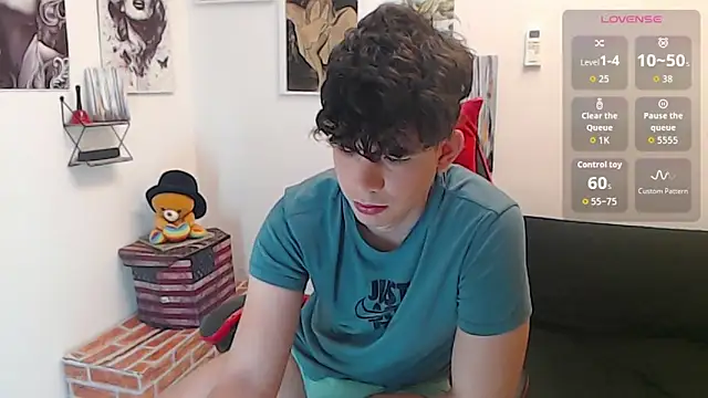 Snapshot of Oliverboy- chatting on 06.15.26 Oliverboy- online show from 06.15.26