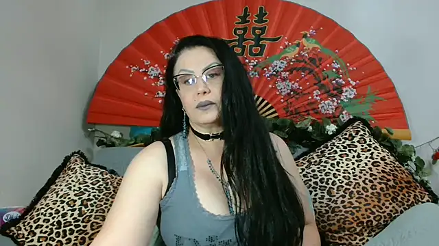 Snapshot of x__KHALEESI__x chatting on 06.08.26 x KHALEESI x online show from 06.08.26
