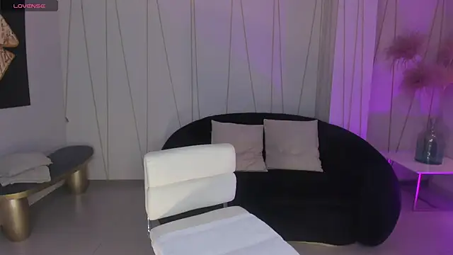 NiaHolland online show from 04.18.26