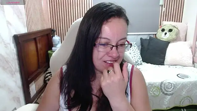 Snapshot of Sonialorens_ chatting on 06.06.26 Sonialorens online show from 06.06.26